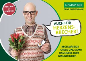 MAnn mit Rosen und Rind in der Hand