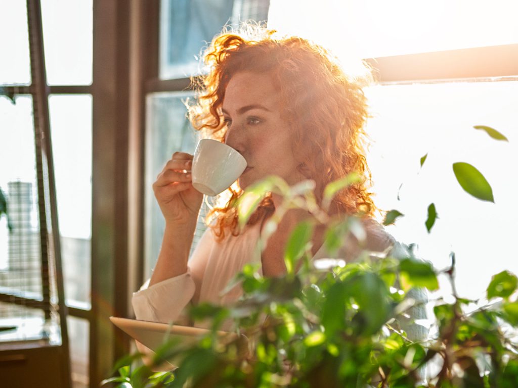 Immunsystem Frau trinkt Kaffee