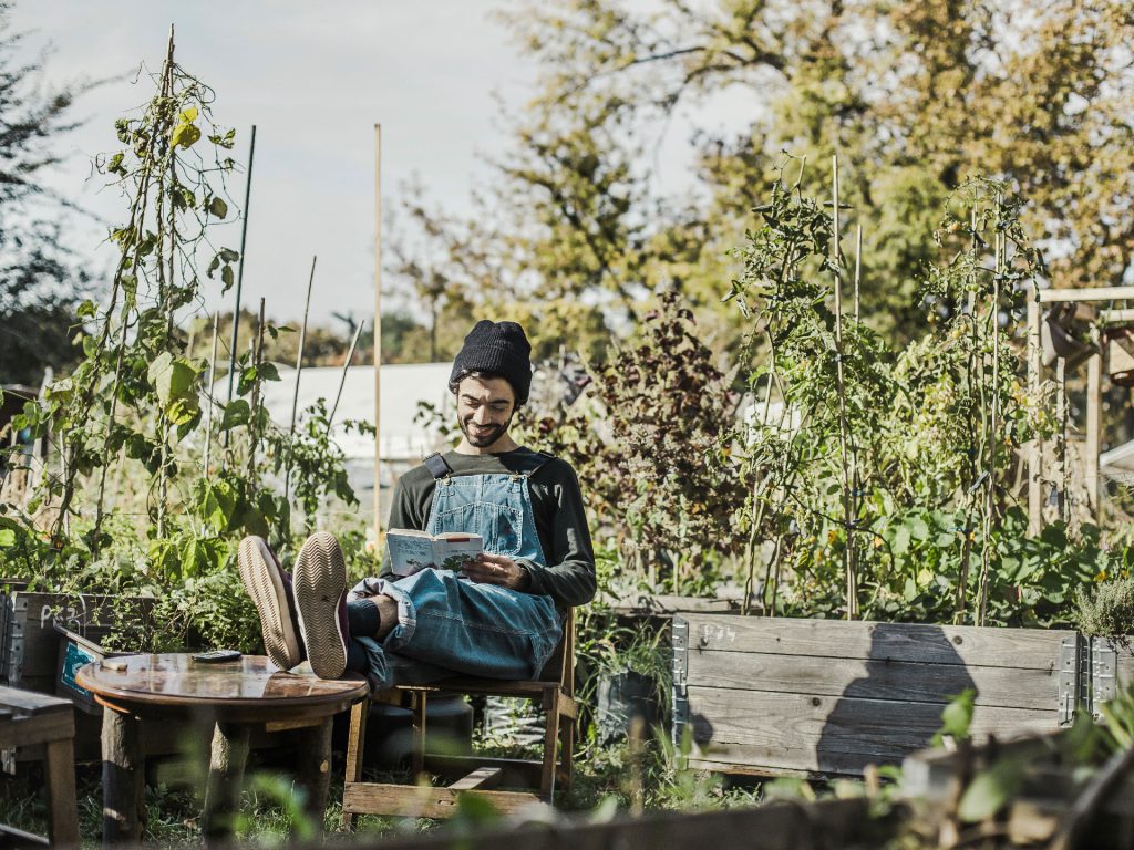 Immunsystem Mann liest im Garten ein Buch