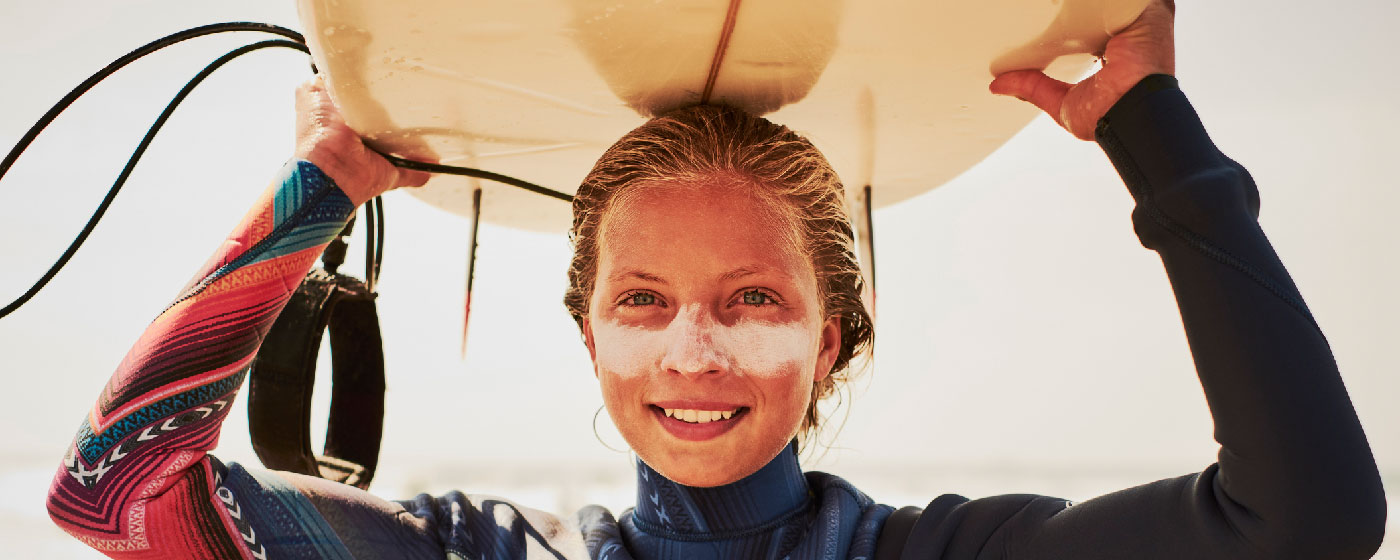 Header mobile Hautkrebs Frau mit Sonnenbrand im Gesicht