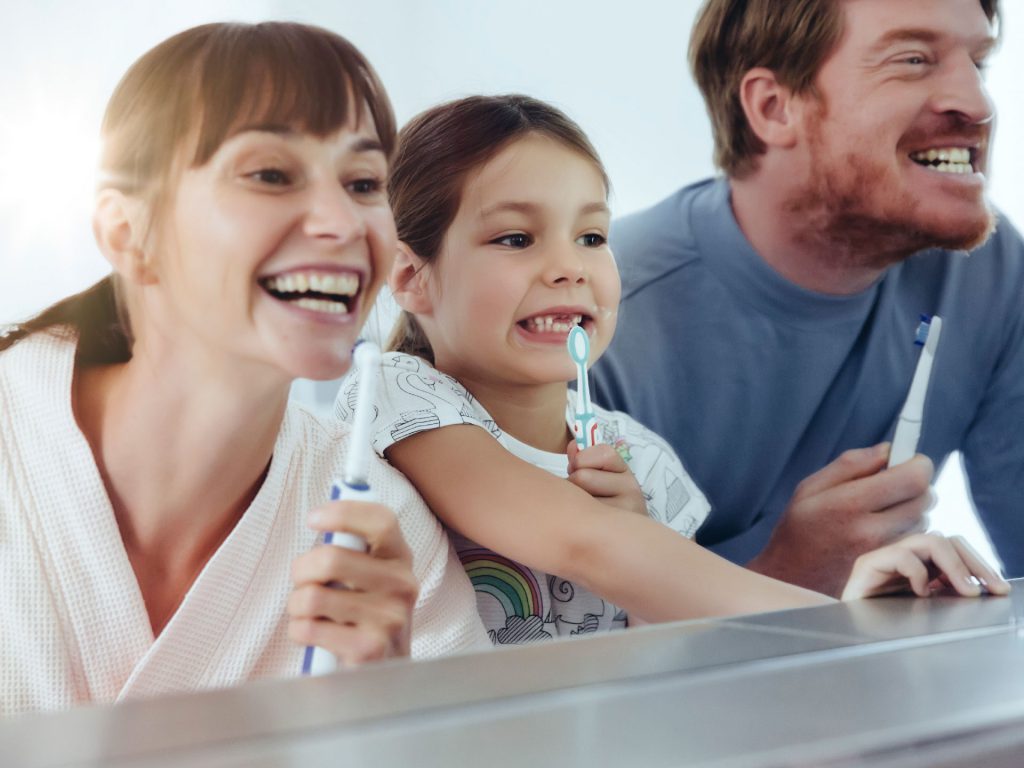 Content Footer Kinderzähne Familie putzt Zähne