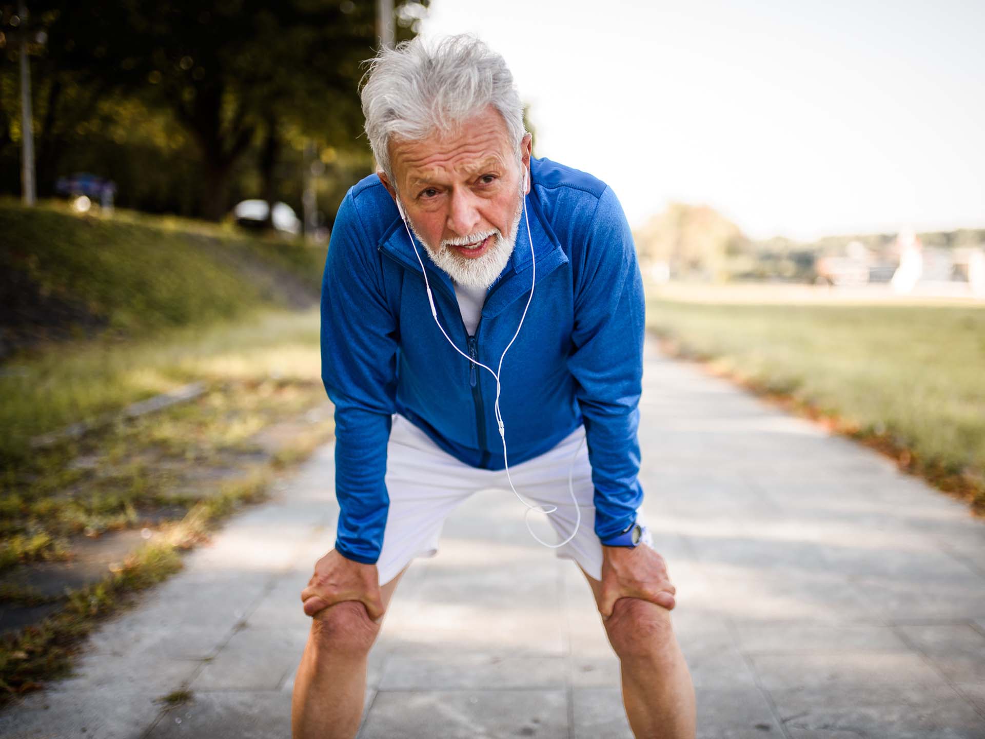Älterer Mann setzt sich für seine Gesundheit durch Joggen ein