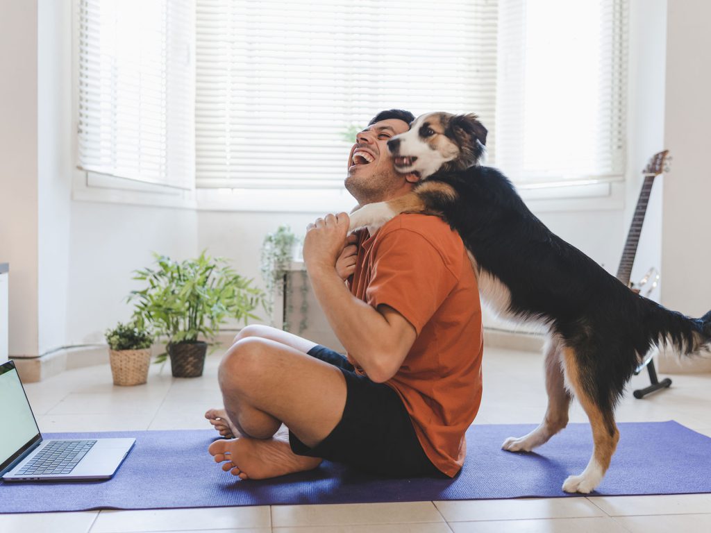Mann macht Fitness mit Hund