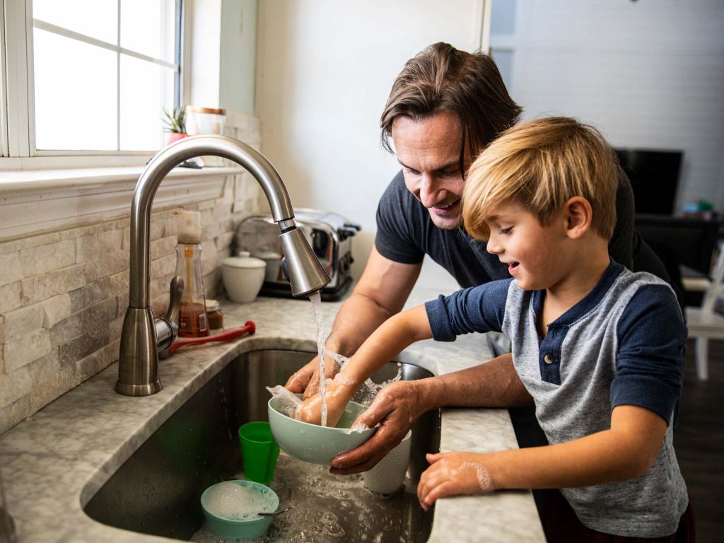 Männergesundheit; Vater und Sohn beim Abwasch