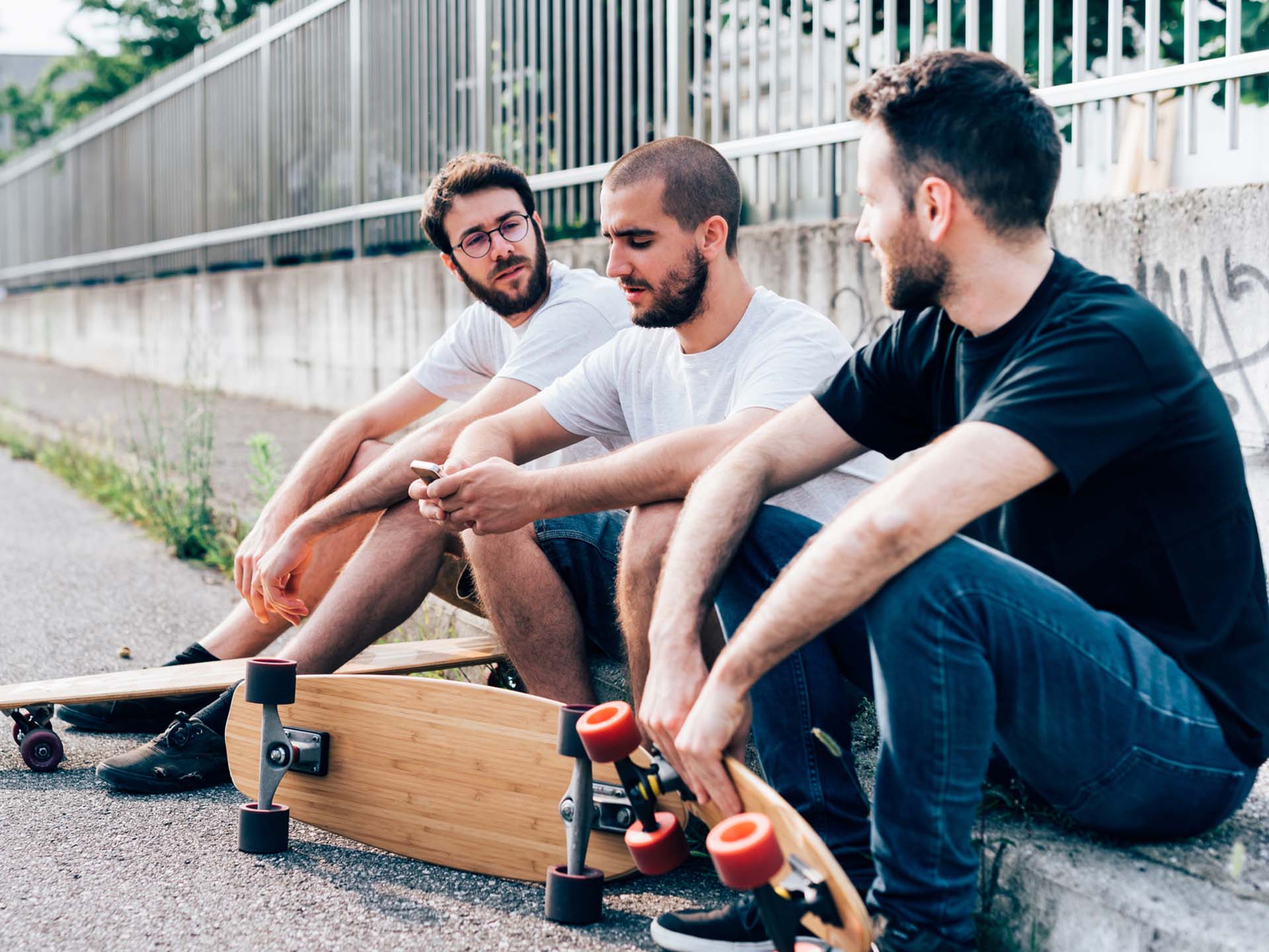 Männergesundheit; Gruppe junger Männer beim Skaten