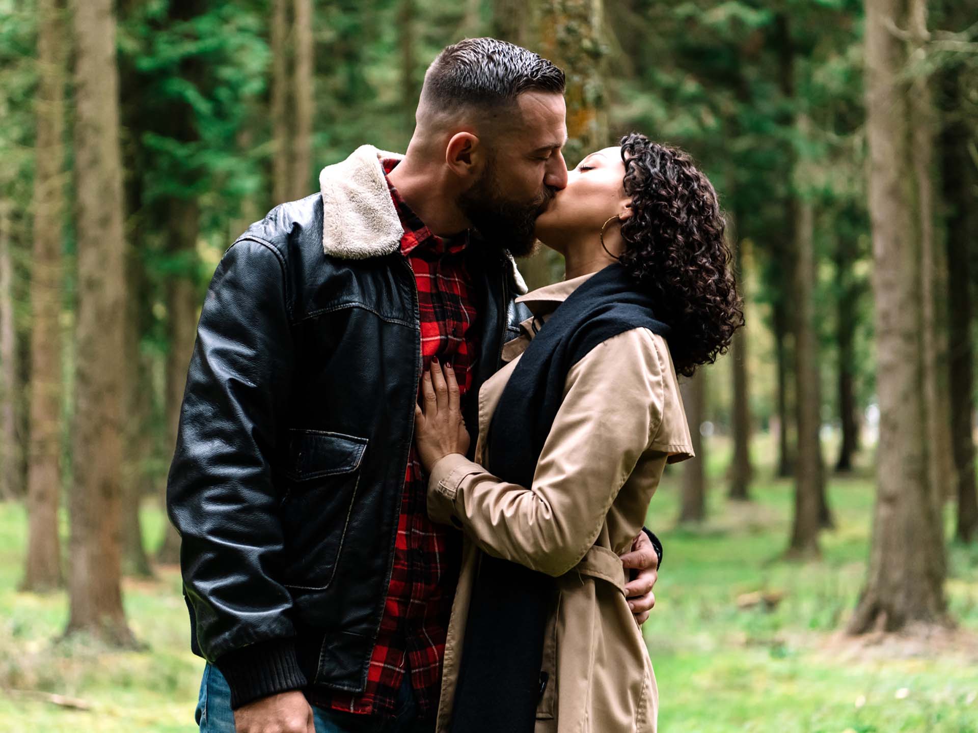 Angst vor Nähe; junges Paar küsst sich im Wald