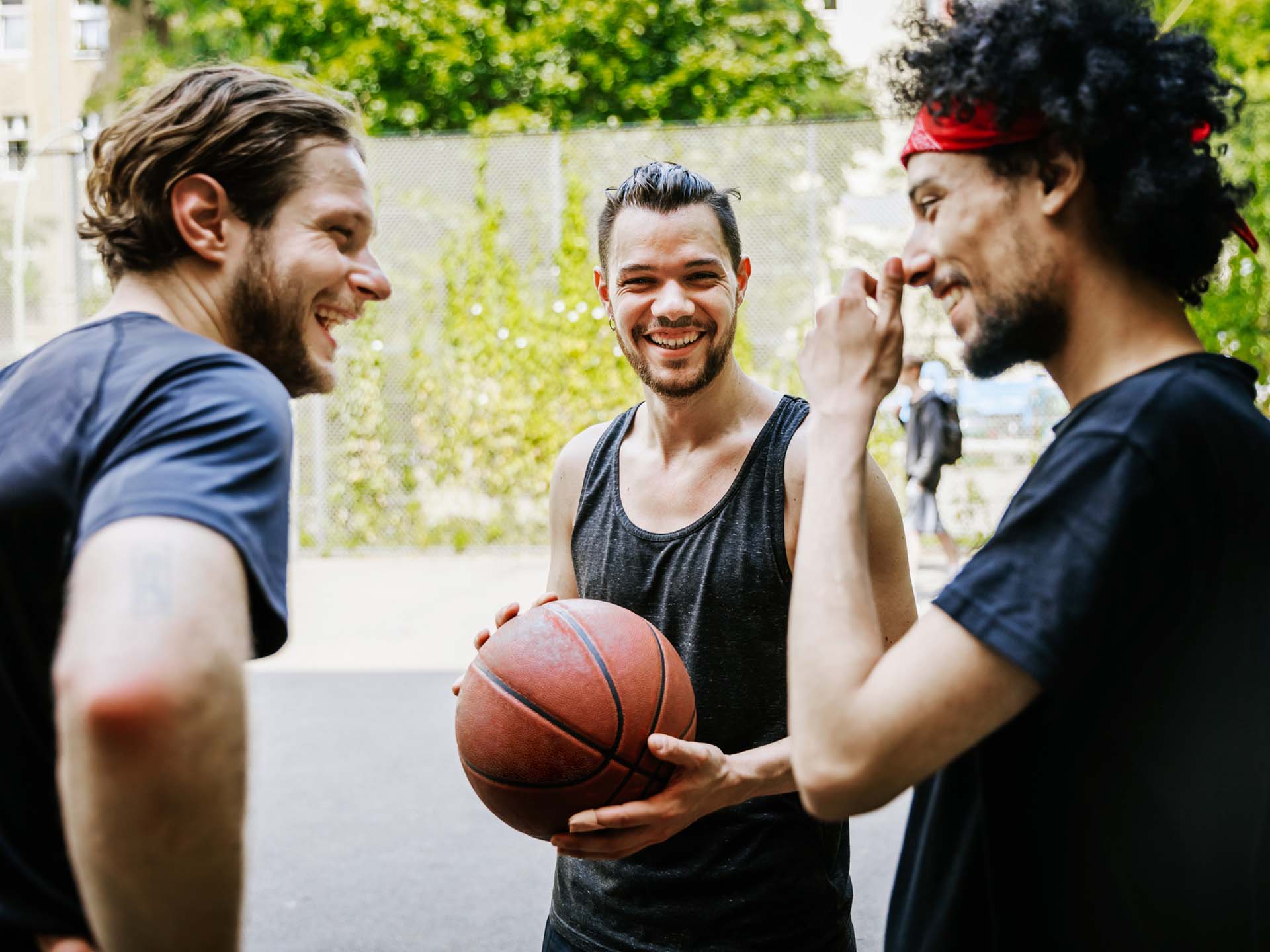 Gruppe junger Männer spielt Basketball. Thema Arztphobie
